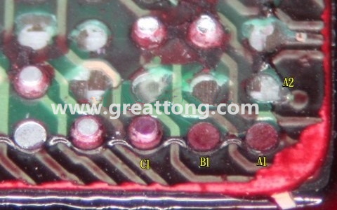 下圖是紅墨水測試后將PCB板子拿回來側(cè)一個(gè)角度拍攝的照片，就可以很清楚的看到錫球黏在PCB端，或不在PCB端。