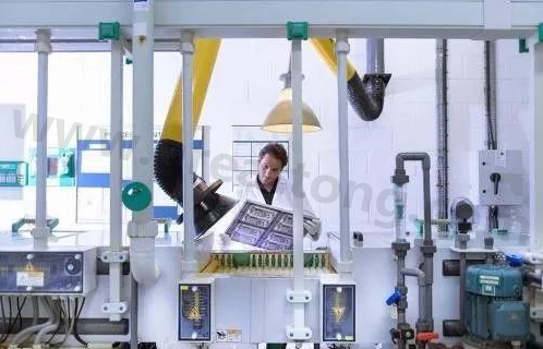 理想狀態(tài)下自動(dòng)化生產(chǎn)線大約能節(jié)省傳統(tǒng)企業(yè)50%的人力成本，良率可提升至98%。